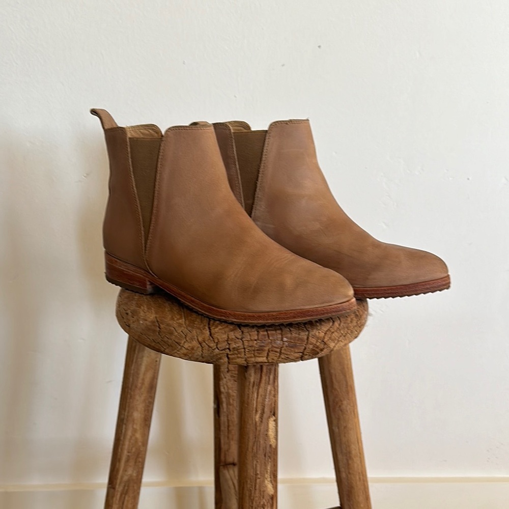 Nisolo Eva Everyday Chelsea Boot in Almond